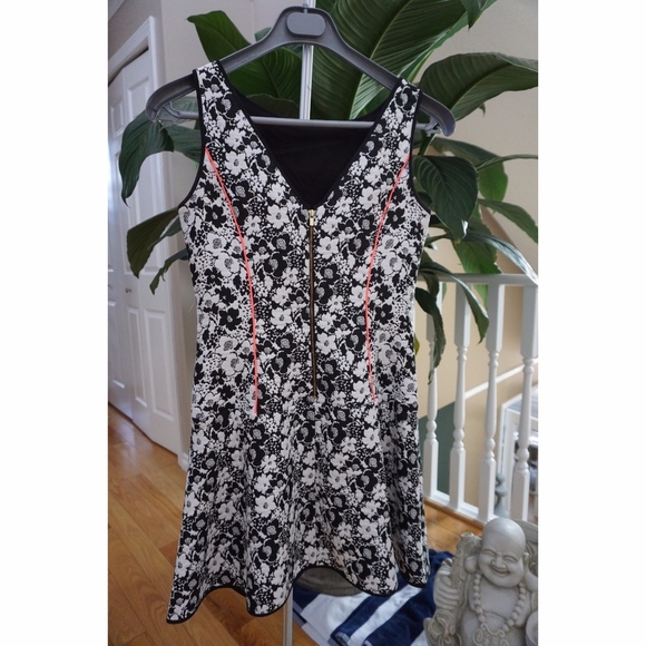 BR Petites | Piped Floral Fit & Flare Dress - Picture 3 of 4